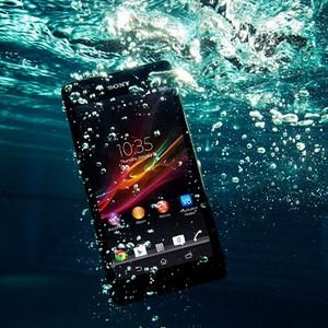 Смартфон упал в воду: что не следует делать?